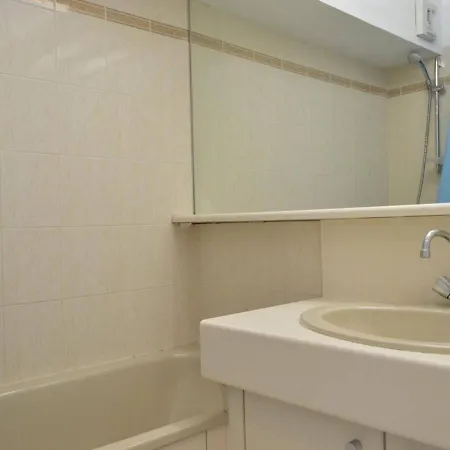 Cap D'agde : T2 Avec Piscine, Parking, A 50m De La - Fr-1-249-71 Agde